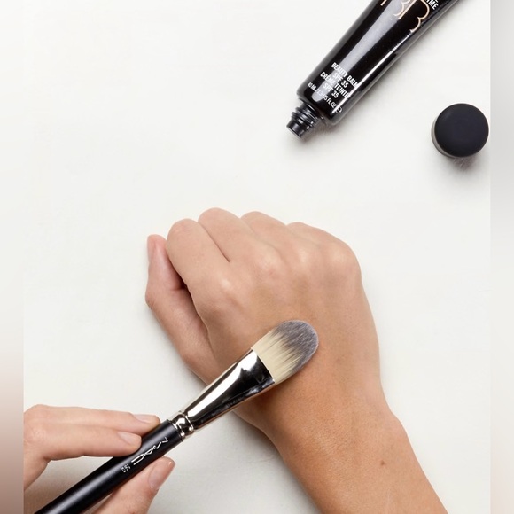 MAC Cosmetics | MAC 190S Foundation Brush | Fan Favorite, Pro-quality (new) - Picture 4 of 8